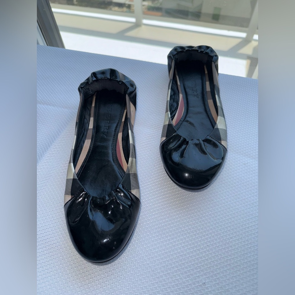 Burberry Black Patent Leather ballerina size 39